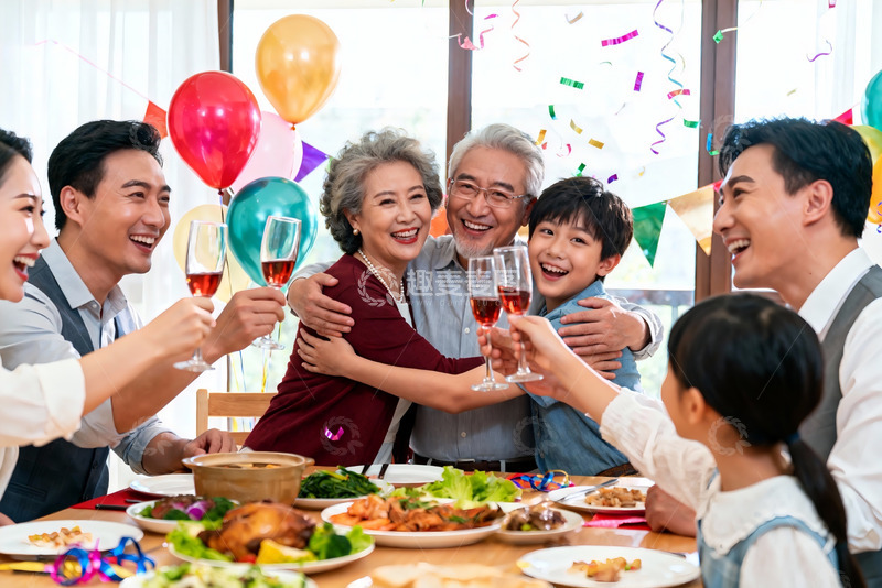 高清大图下载【趣麦麦图】家庭聚餐欢庆时刻