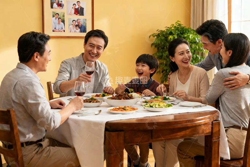 高清大图下载【趣麦麦图】家庭聚餐欢笑场景