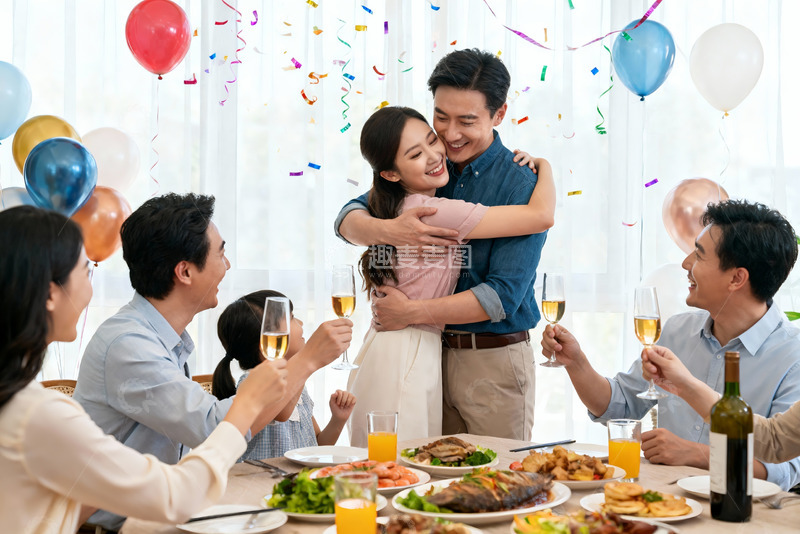 高清大图下载【趣麦麦图】家庭聚会欢庆拥抱场景