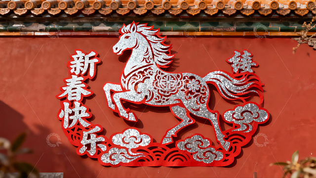 红色墙上的马年剪纸装饰