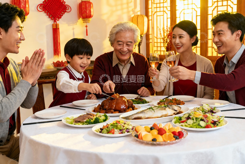 高清大图下载【趣麦麦图】家庭聚餐欢庆团圆饭