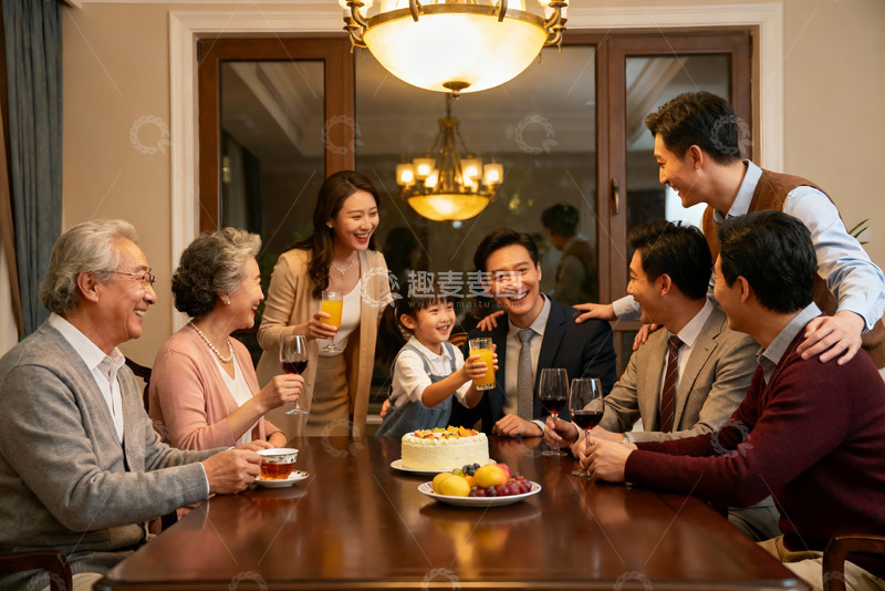 高清大图下载【趣麦麦图】家庭聚餐欢庆时刻