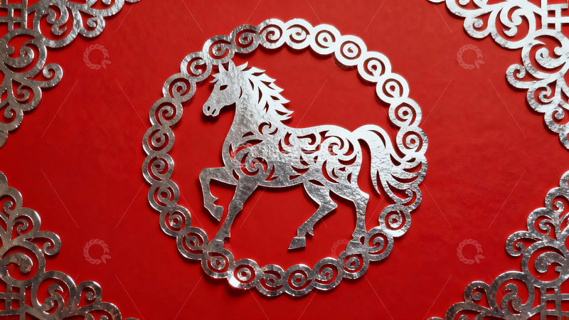 高清大图下载【趣麦麦图】红色背景上的银色马形剪纸艺术