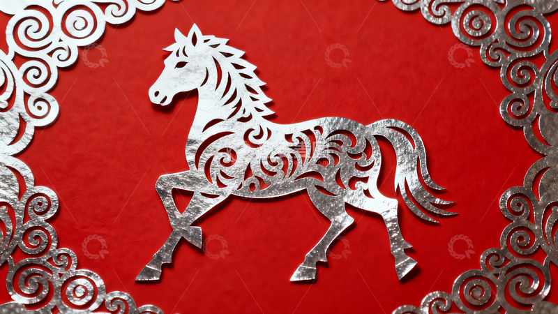 高清大图下载【趣麦麦图】红色背景上的银色马形剪纸