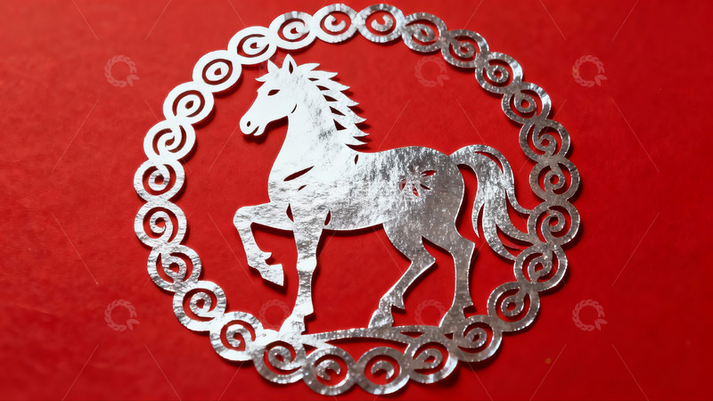 高清大图下载【趣麦麦图】红色背景上的银色马形剪纸