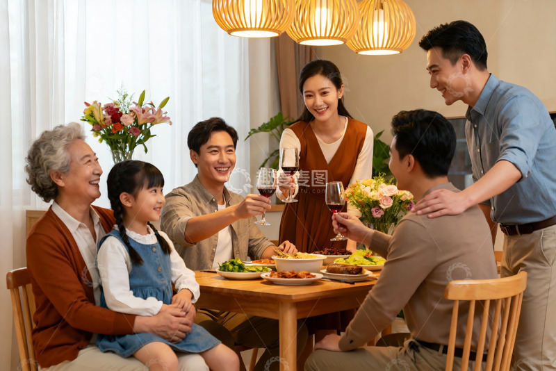 高清大图下载【趣麦麦图】三代同堂家庭聚餐举杯欢庆