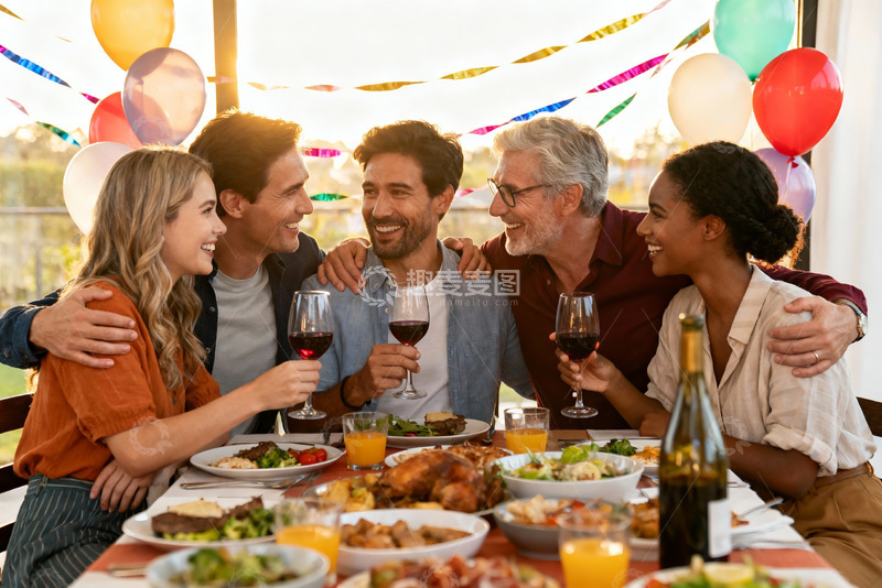 高清大图下载【趣麦麦图】朋友聚餐欢笑共享美食