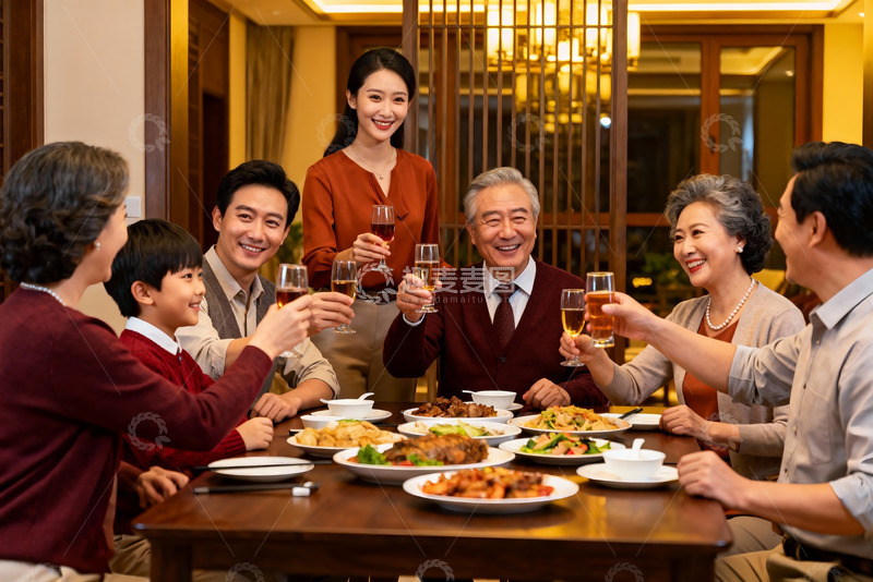 高清大图下载【趣麦麦图】三代同堂家庭聚餐举杯欢庆