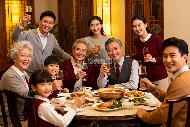 高清大图下载【趣麦麦图】三代同堂家庭聚餐举杯欢庆