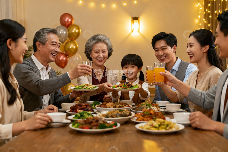 高清大图下载【趣麦麦图】家庭聚餐欢庆时刻