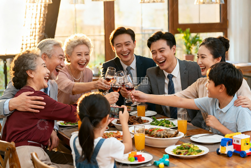 高清大图下载【趣麦麦图】三代同堂家庭聚餐欢庆时刻
