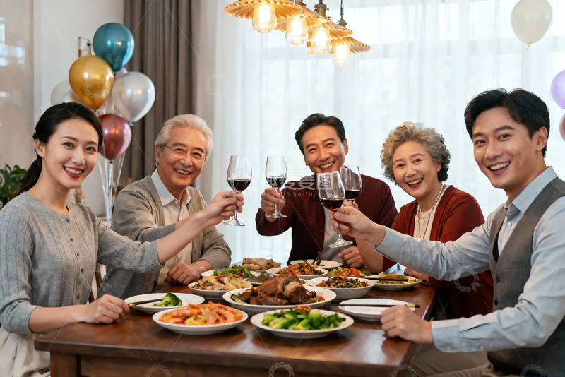 高清大图下载【趣麦麦图】家庭聚餐欢庆举杯