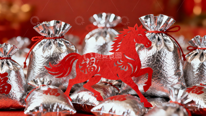 高清大图下载【趣麦麦图】红色剪纸马与银色红包摆件