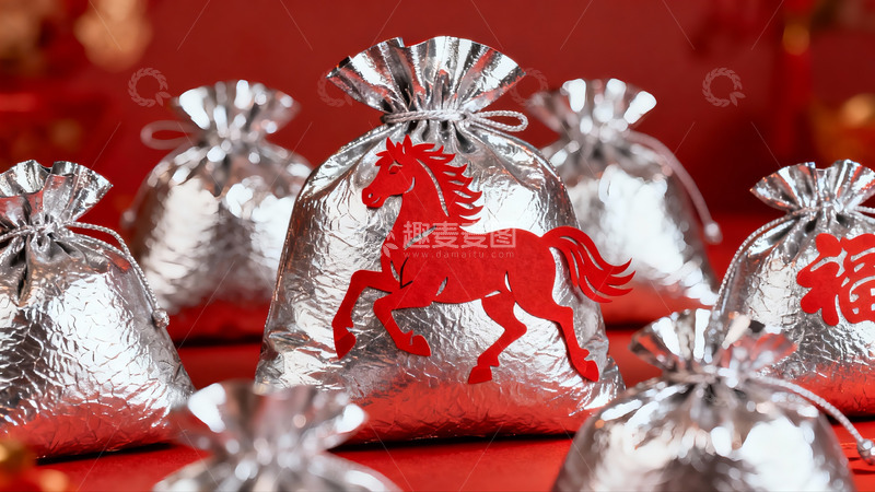 高清大图下载【趣麦麦图】红色背景上的银色马形红包