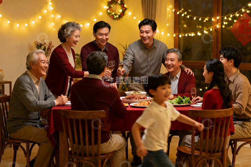 高清大图下载【趣麦麦图】温馨家庭聚餐欢庆时刻
