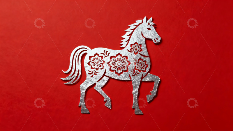 高清大图下载【趣麦麦图】红色背景上的银色马形剪纸