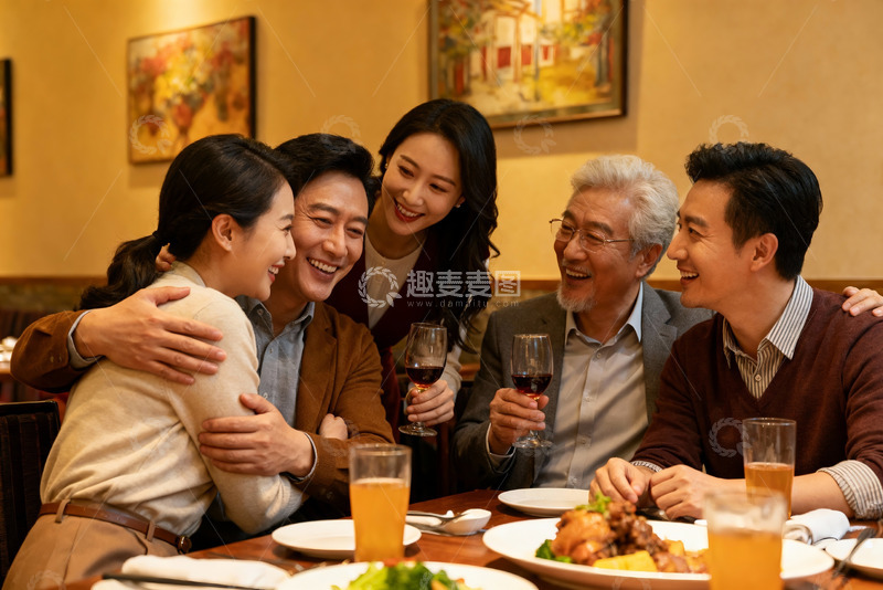 高清大图下载【趣麦麦图】家庭聚餐欢笑温馨场景