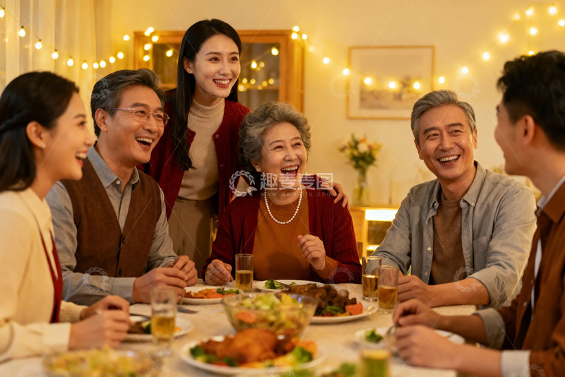 高清大图下载【趣麦麦图】温馨家庭聚餐其乐融融