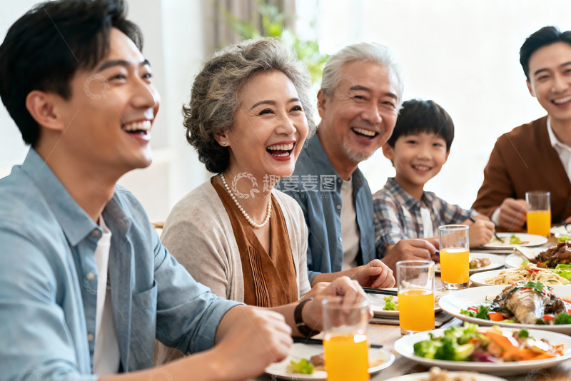 高清大图下载【趣麦麦图】三代同堂家庭聚餐其乐融融