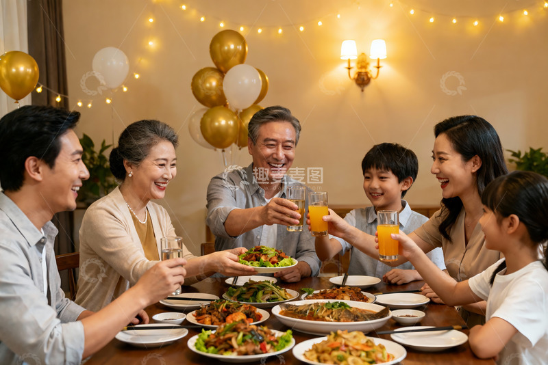 高清大图下载【趣麦麦图】温馨家庭聚餐举杯欢庆