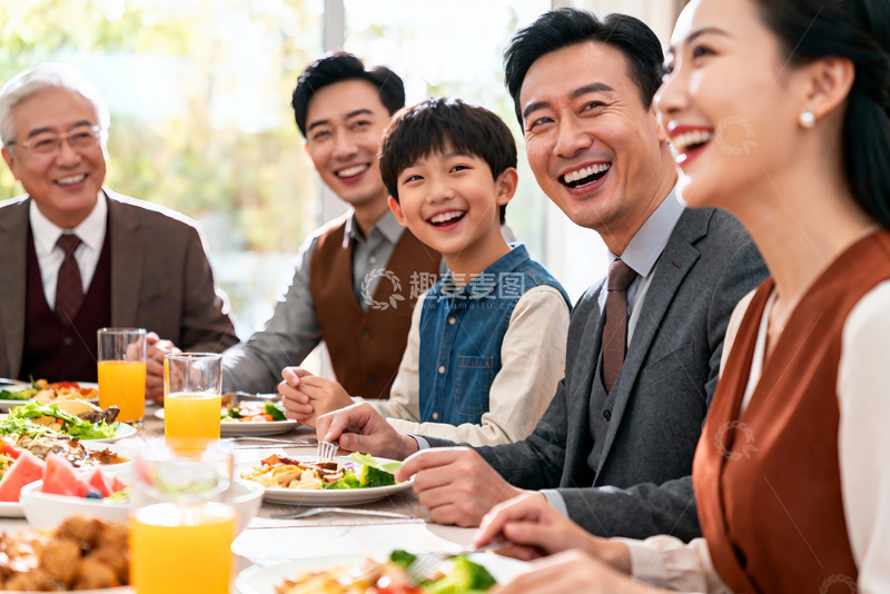 高清大图下载【趣麦麦图】家庭聚餐欢笑场景