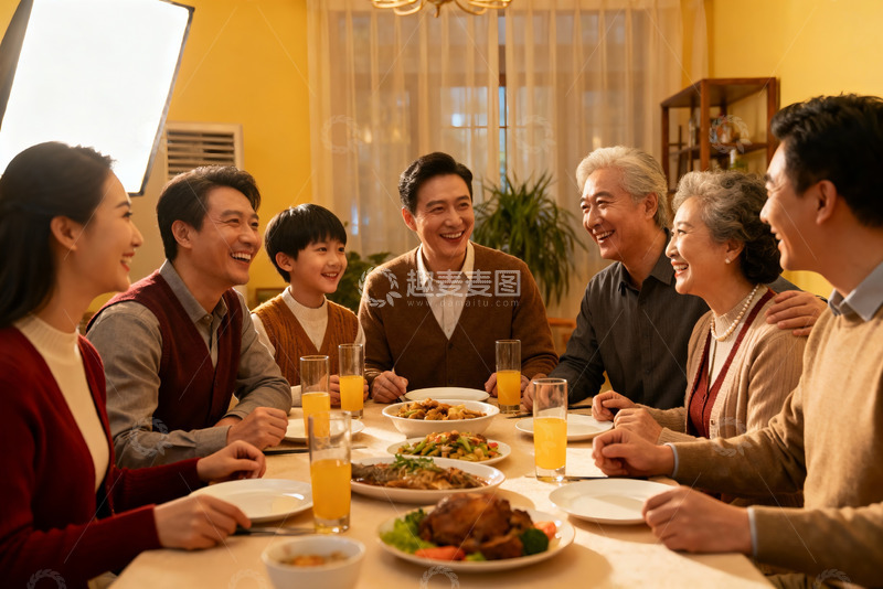 高清大图下载【趣麦麦图】三代同堂家庭聚餐温馨场景