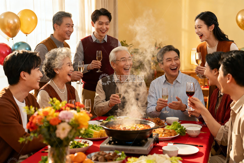 高清大图下载【趣麦麦图】家庭聚餐欢庆时刻