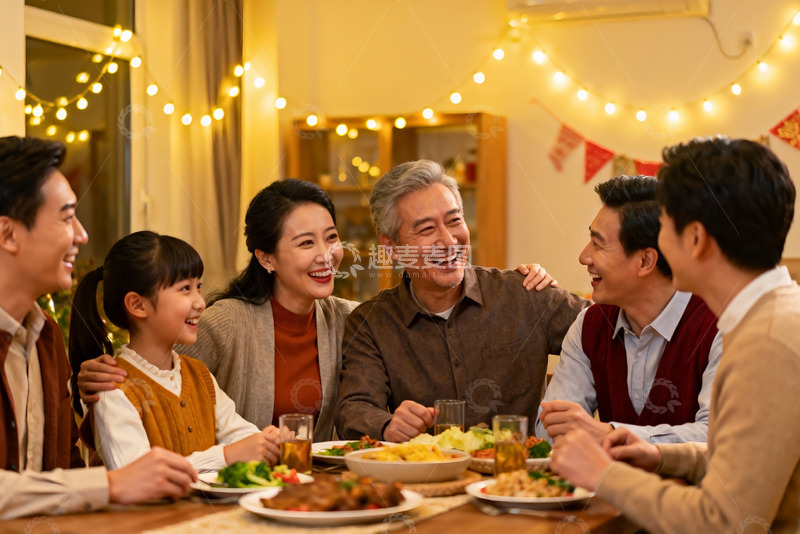 高清大图下载【趣麦麦图】温馨家庭聚餐其乐融融