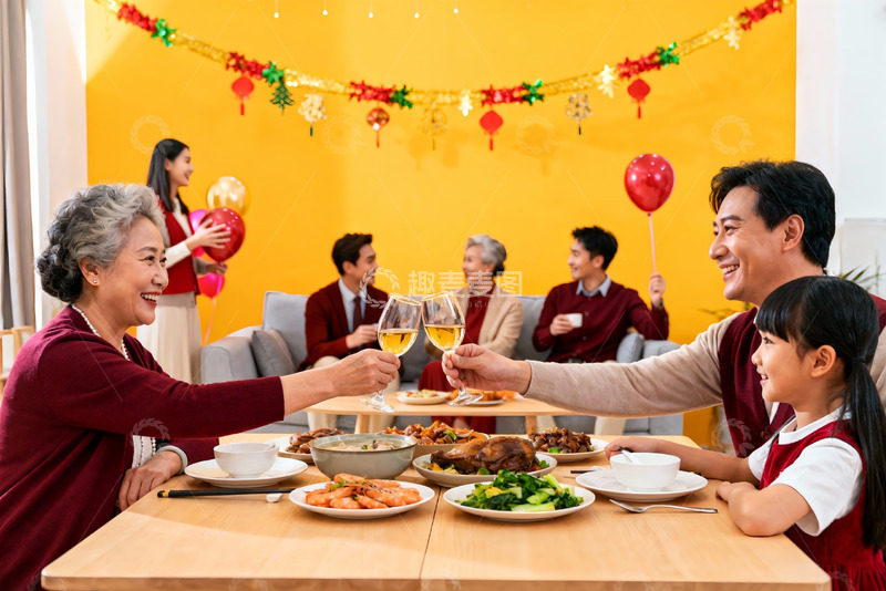 高清大图下载【趣麦麦图】家庭聚餐欢庆节日温馨场景