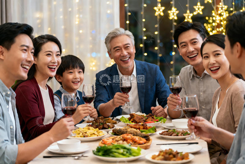高清大图下载【趣麦麦图】温馨家庭聚餐欢庆时刻