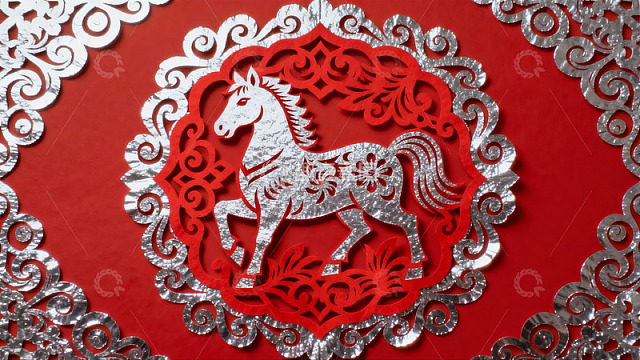红色背景上的银色马形剪纸艺术