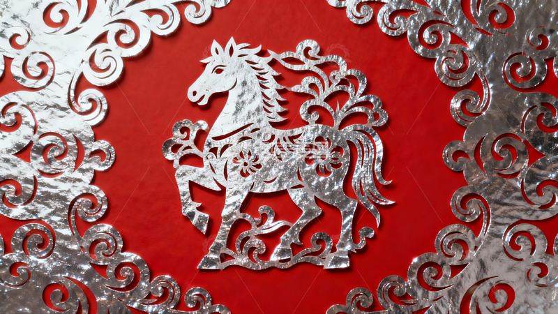 高清大图下载【趣麦麦图】红色背景上的银色马形剪纸艺术