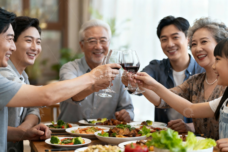 高清大图下载【趣麦麦图】家庭聚餐举杯欢庆