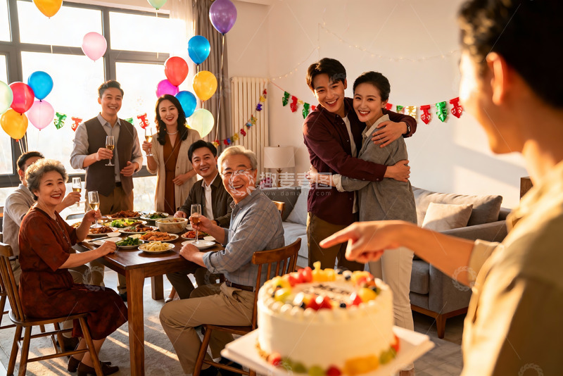 高清大图下载【趣麦麦图】家庭聚会欢庆生日温馨场景