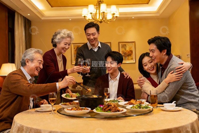 高清大图下载【趣麦麦图】三代同堂家庭聚餐温馨场景