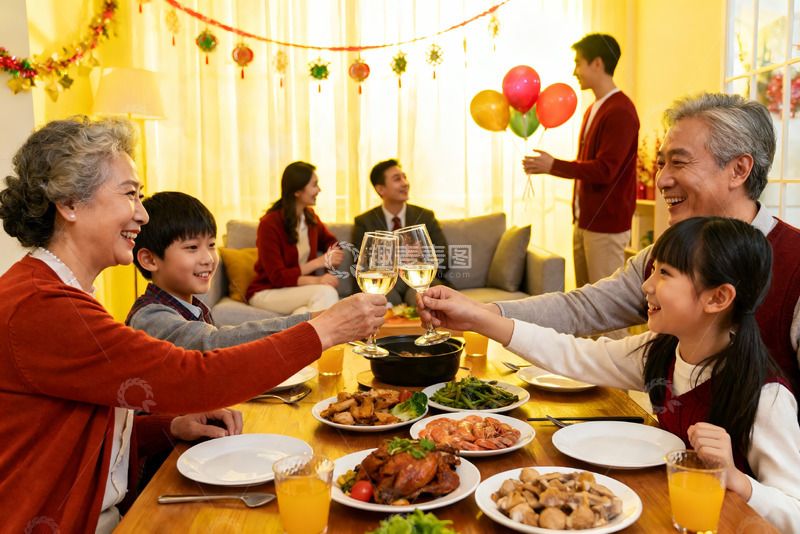 高清大图下载【趣麦麦图】家庭聚餐欢庆节日温馨场景