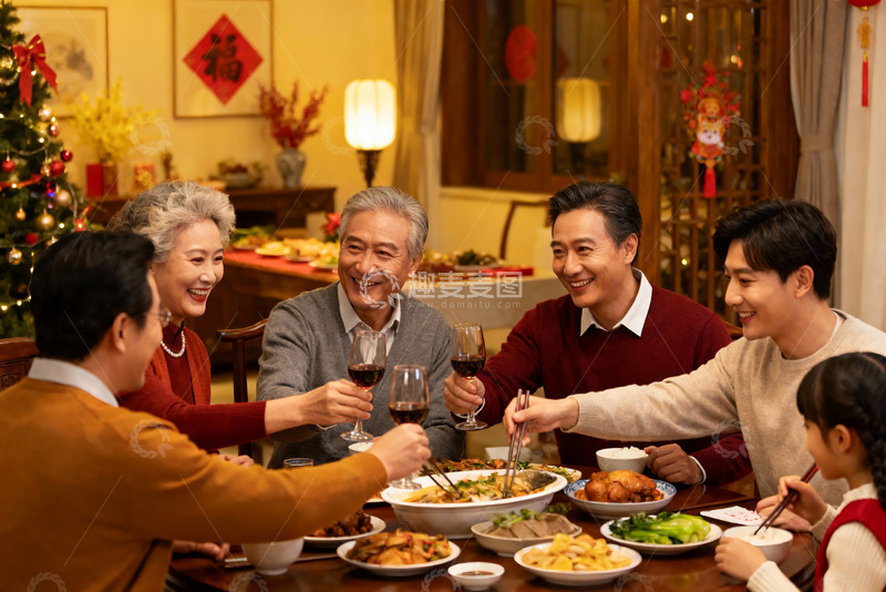 高清大图下载【趣麦麦图】家庭聚餐欢庆团圆时刻