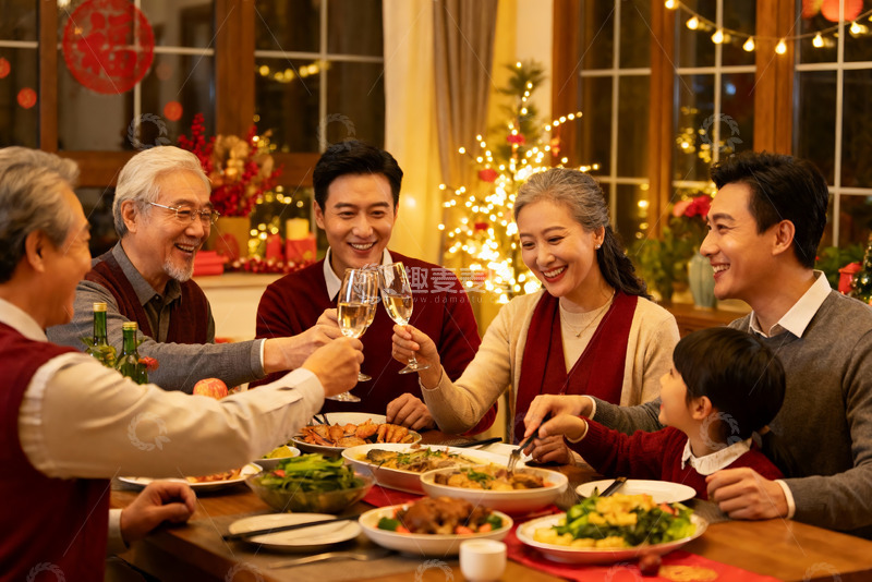 高清大图下载【趣麦麦图】温馨家庭圣诞聚餐举杯欢庆