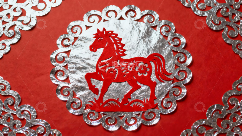 高清大图下载【趣麦麦图】红色背景上的剪纸马图案