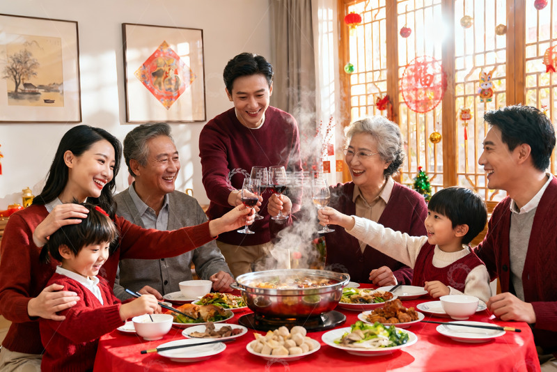高清大图下载【趣麦麦图】家庭聚餐欢庆团圆时刻