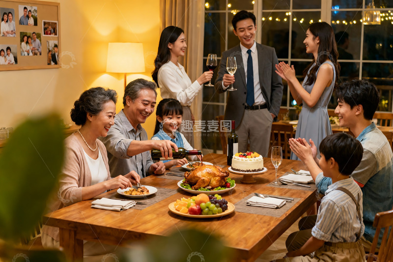 高清大图下载【趣麦麦图】温馨家庭聚餐欢庆时刻