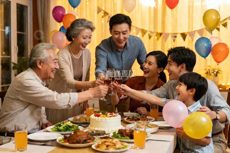 高清大图下载【趣麦麦图】三代同堂家庭聚餐举杯欢庆