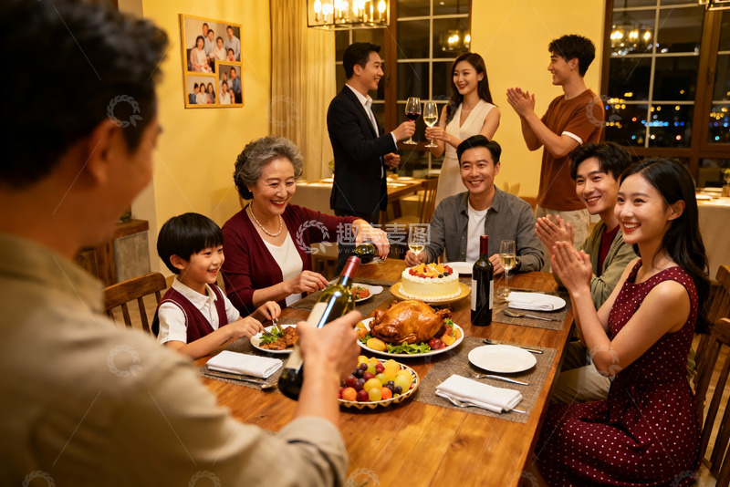 高清大图下载【趣麦麦图】家庭聚餐欢庆时刻