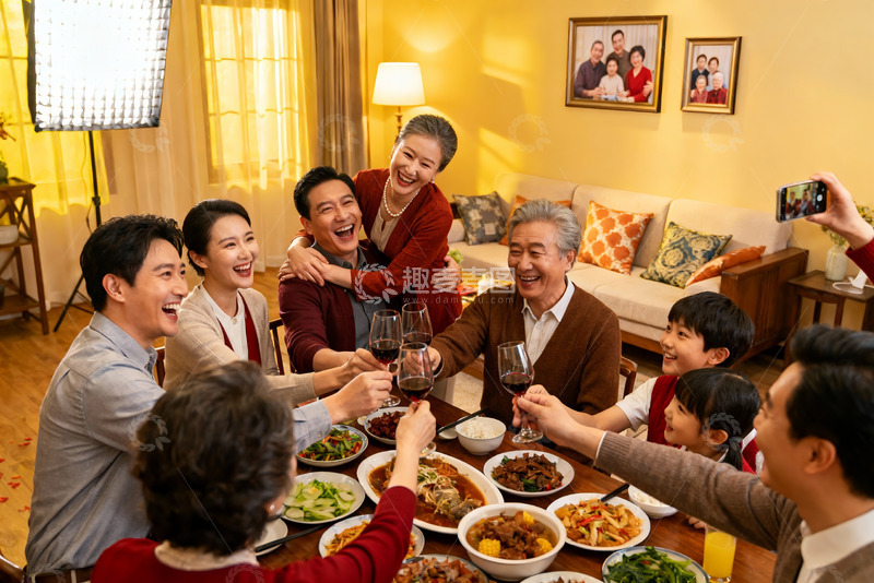高清大图下载【趣麦麦图】家庭聚餐欢庆时刻
