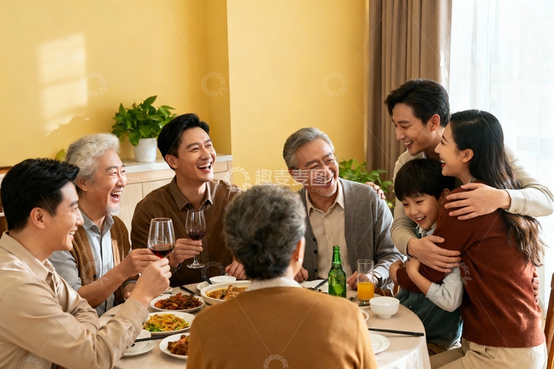 高清大图下载【趣麦麦图】三代同堂家庭聚餐温馨场景