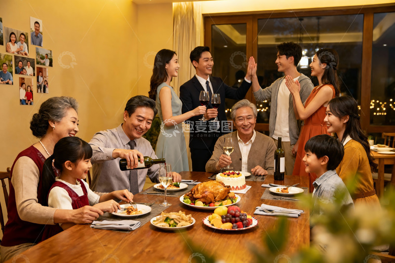 高清大图下载【趣麦麦图】家庭聚餐欢庆时刻