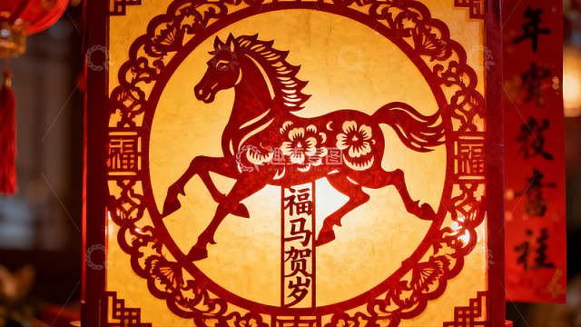 春节灯笼上的马年剪纸图案