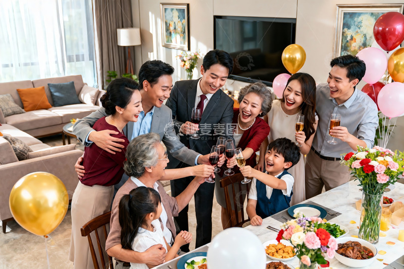 高清大图下载【趣麦麦图】家庭聚会欢庆举杯