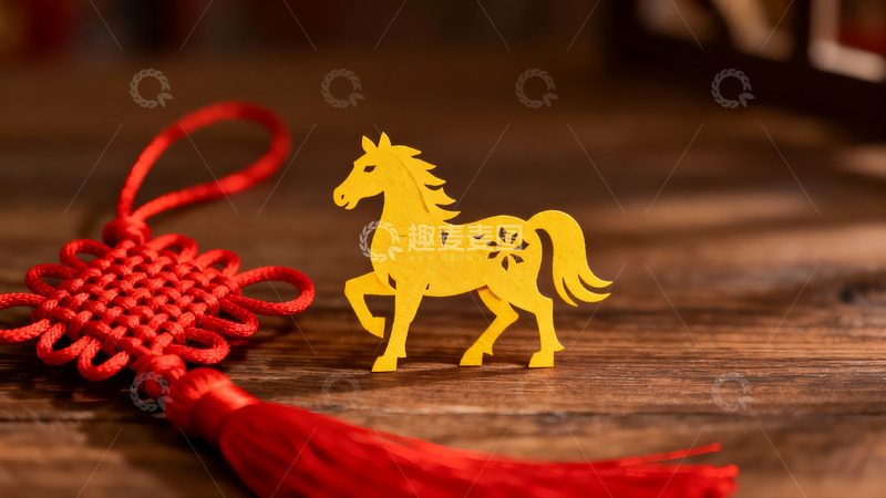 高清大图下载【趣麦麦图】剪纸马与中国结木桌摆拍