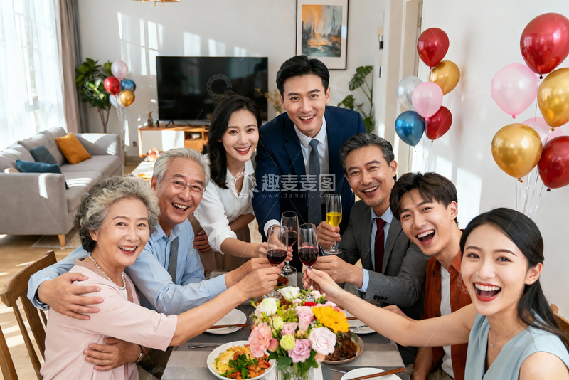 高清大图下载【趣麦麦图】家庭聚会欢庆举杯